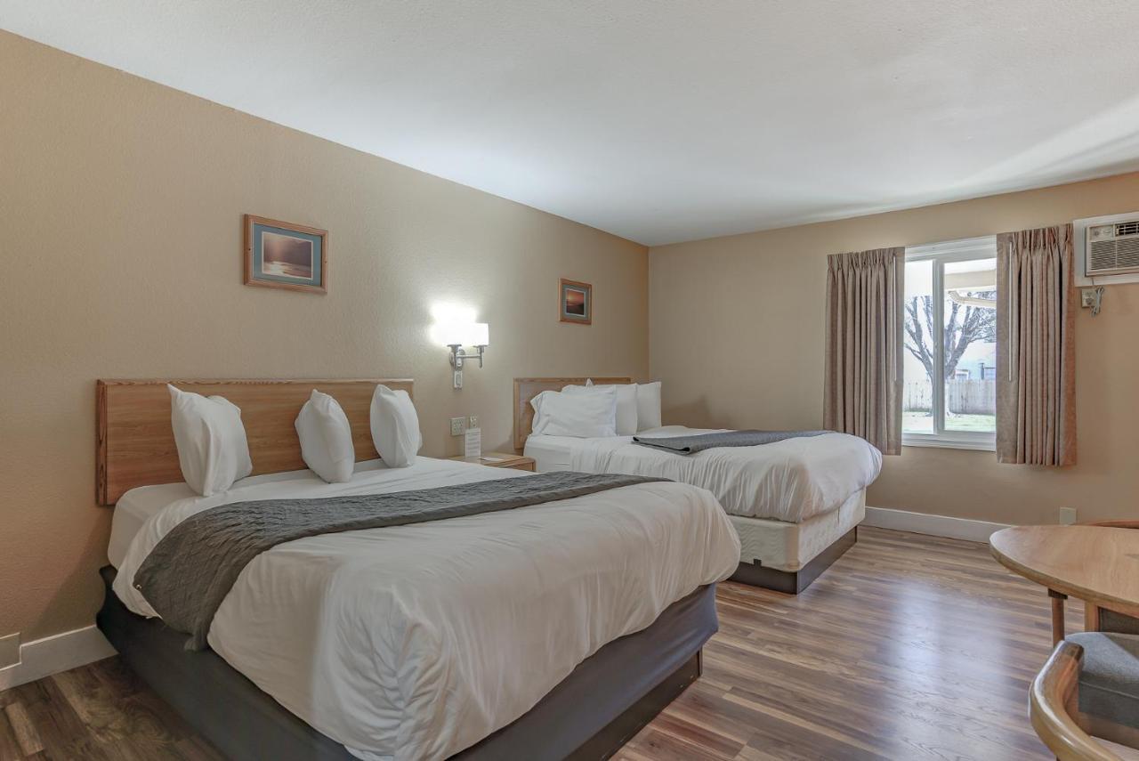 Shasta Pines Motel & Suites Burney Exterior photo