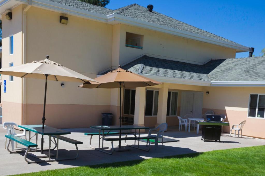 Shasta Pines Motel & Suites Burney Exterior photo