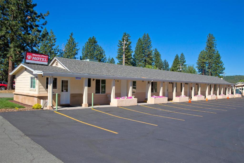 Shasta Pines Motel & Suites Burney Exterior photo