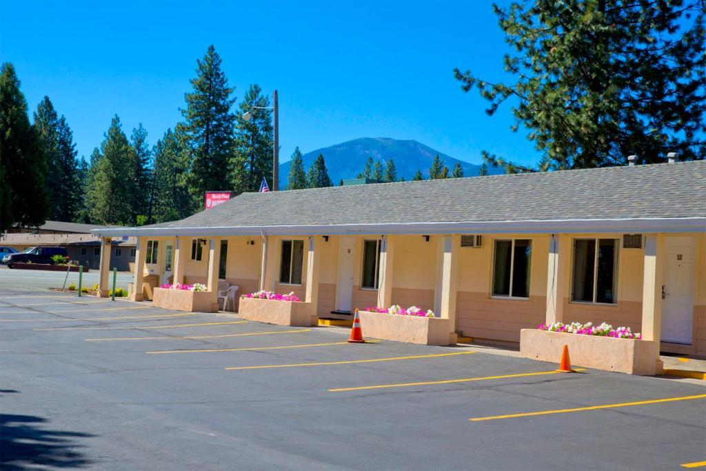 Shasta Pines Motel & Suites Burney Exterior photo