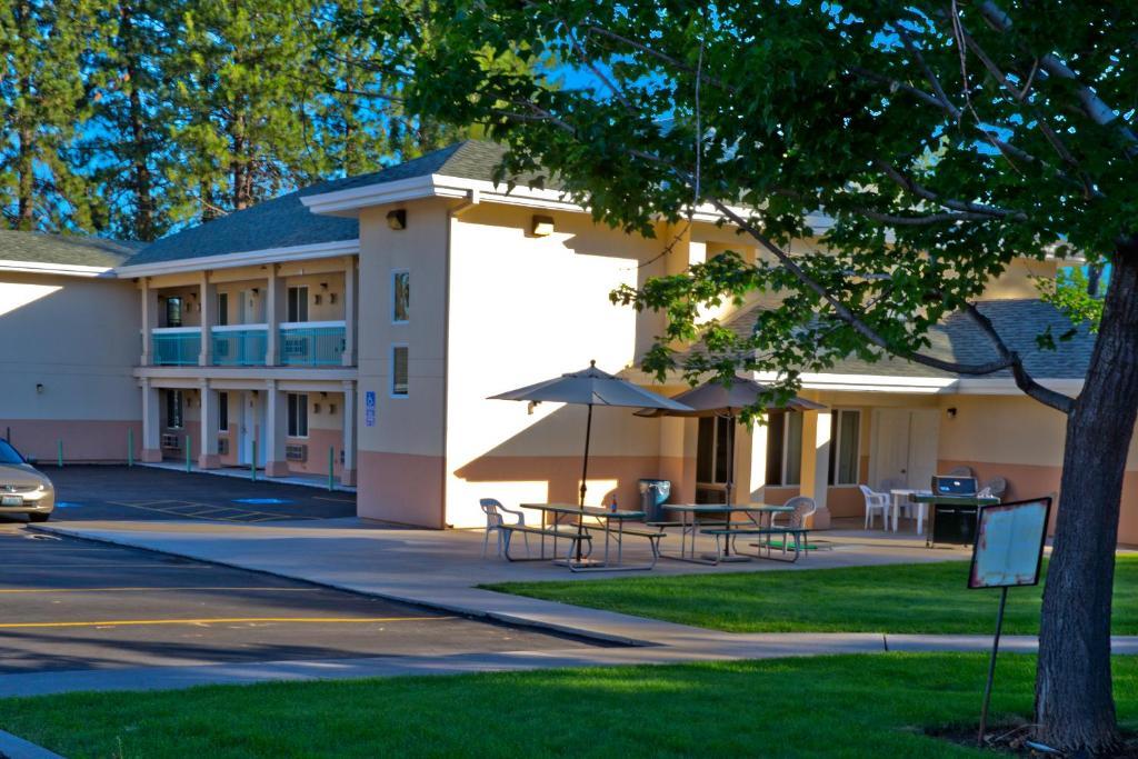 Shasta Pines Motel & Suites Burney Exterior photo