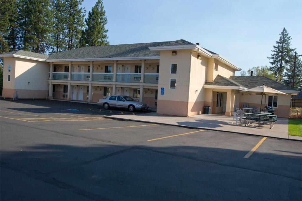 Shasta Pines Motel & Suites Burney Exterior photo