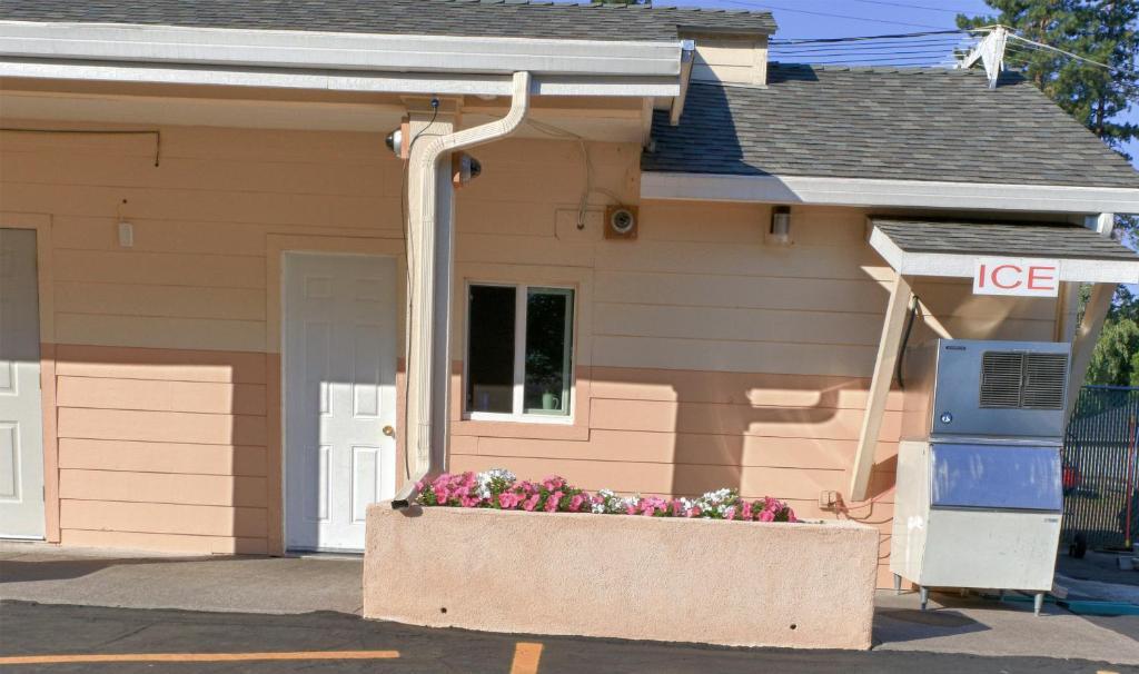 Shasta Pines Motel & Suites Burney Exterior photo