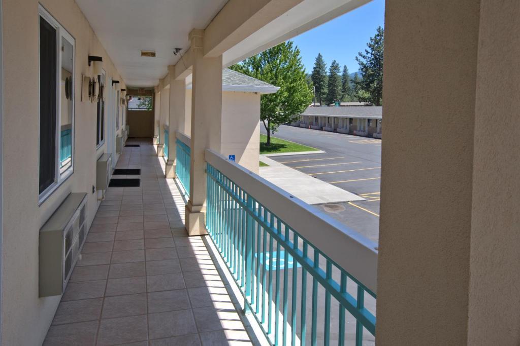 Shasta Pines Motel & Suites Burney Exterior photo