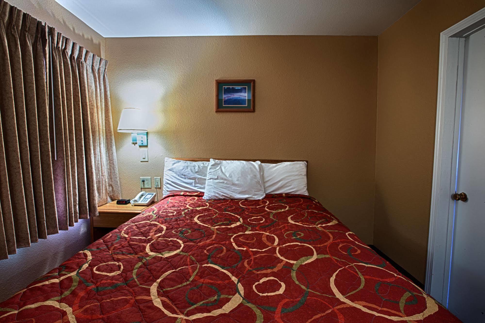 Shasta Pines Motel & Suites Burney Exterior photo