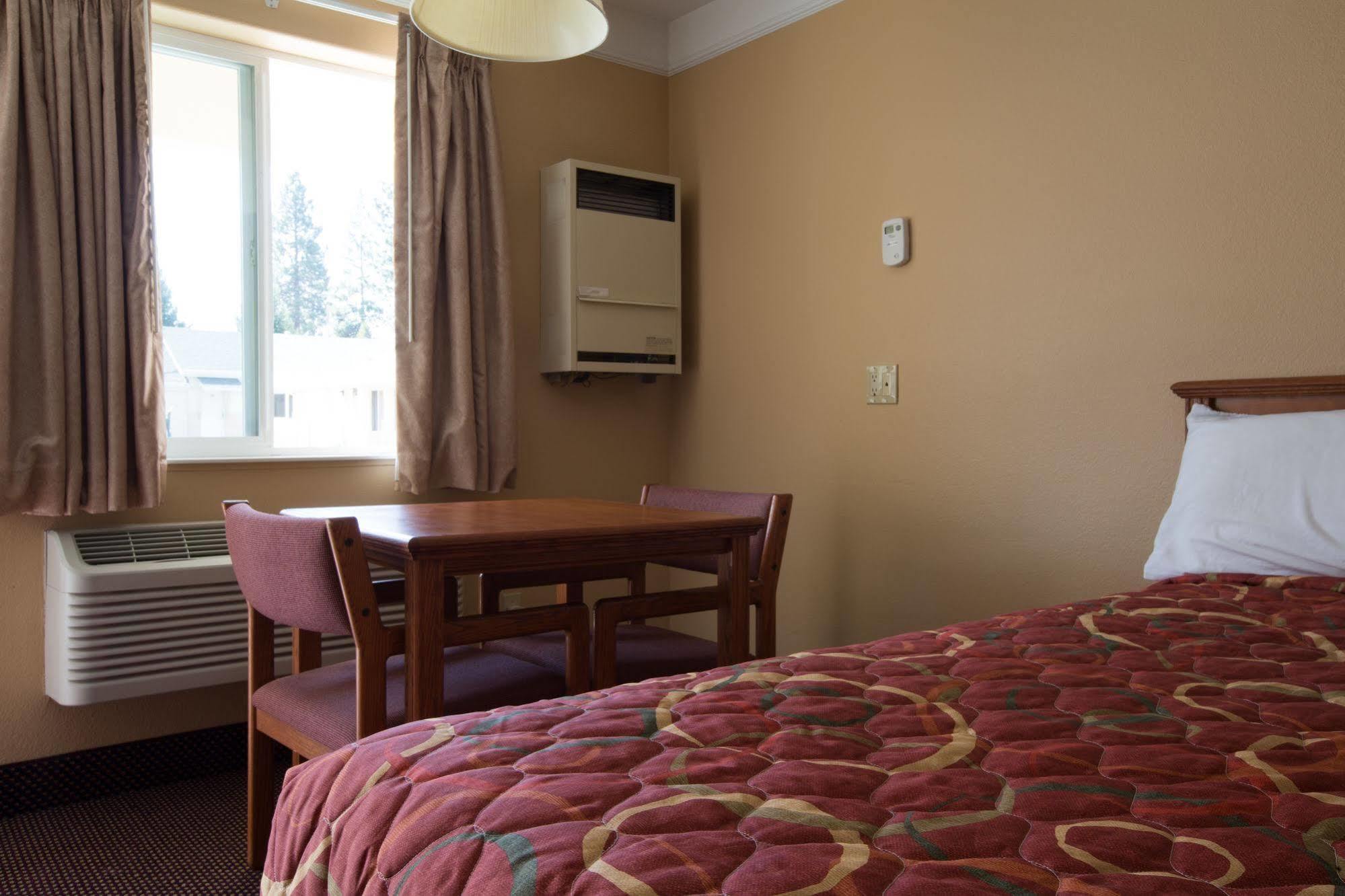 Shasta Pines Motel & Suites Burney Exterior photo