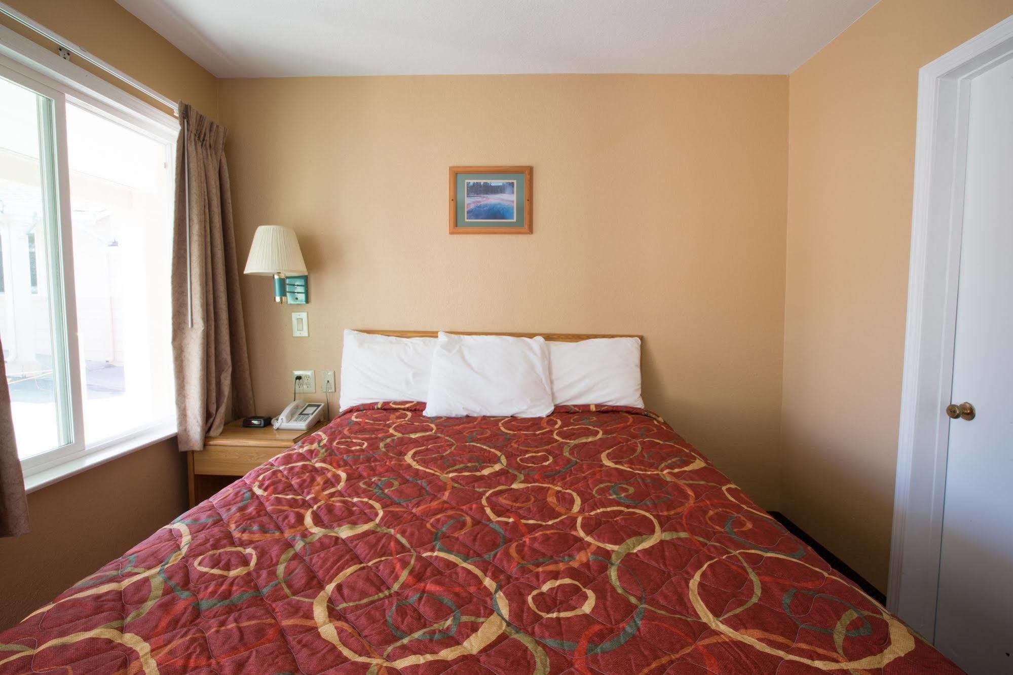 Shasta Pines Motel & Suites Burney Exterior photo